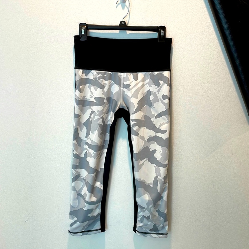 GapFit Gray Camo high rise Capris Small